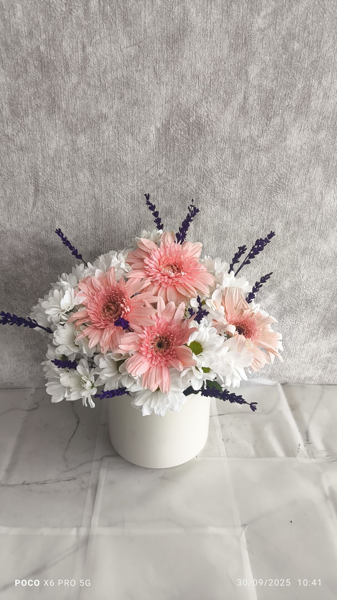 Beyaz Seramik Vazoda Pembe Gerbera ve Beyaz Papatya Çiçeği