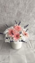 Beyaz Seramik Vazoda Pembe Gerbera ve Beyaz Papatya Çiçeği