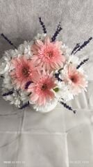 Beyaz Seramik Vazoda Pembe Gerbera ve Beyaz Papatya Çiçeği