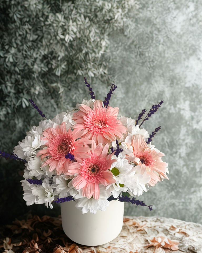 Beyaz Seramik Vazoda Pembe Gerbera ve Beyaz Papatya Çiçeği Adana çiçek