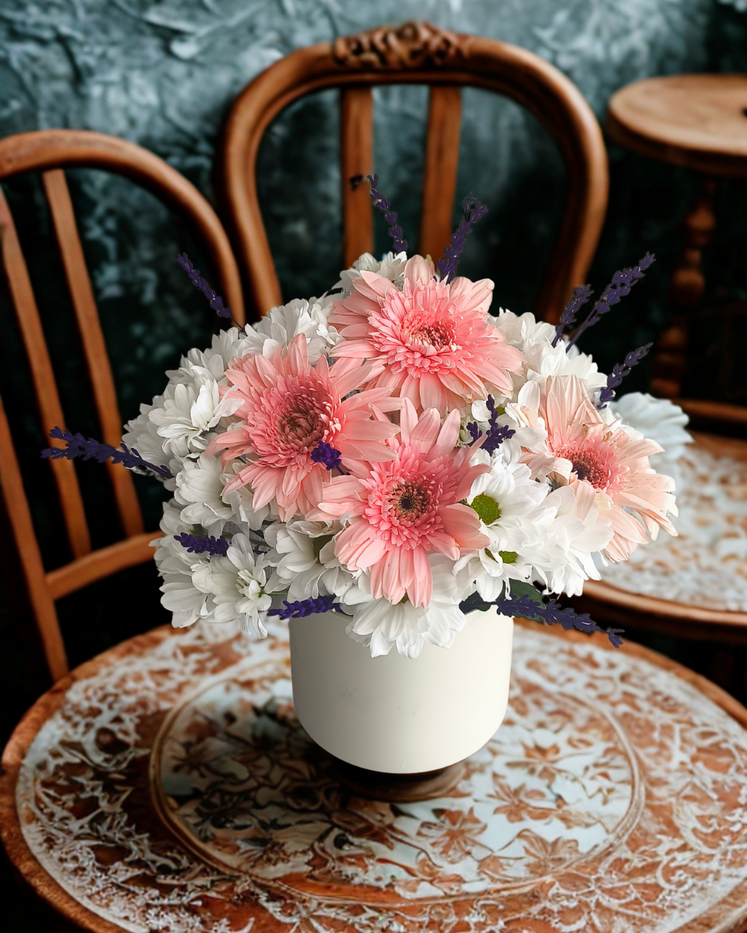 Beyaz Seramik Vazoda Pembe Gerbera ve Beyaz Papatya Çiçeği