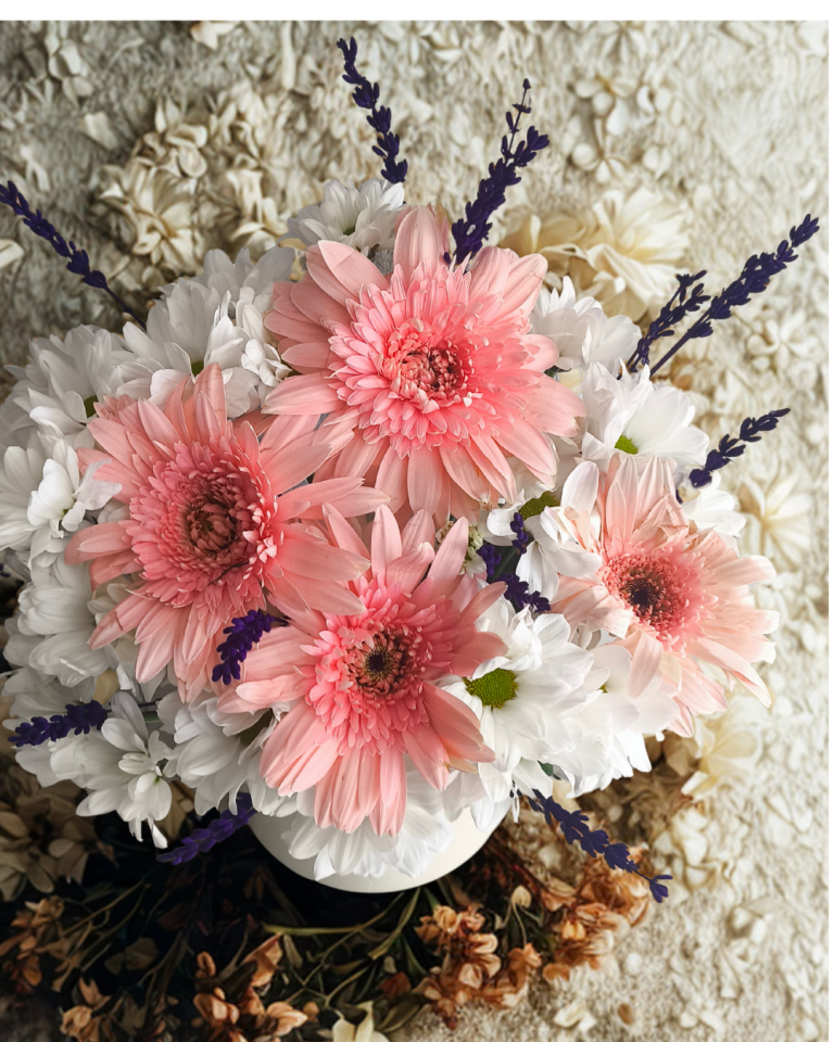 Beyaz Seramik Vazoda Pembe Gerbera ve Beyaz Papatya Çiçeği