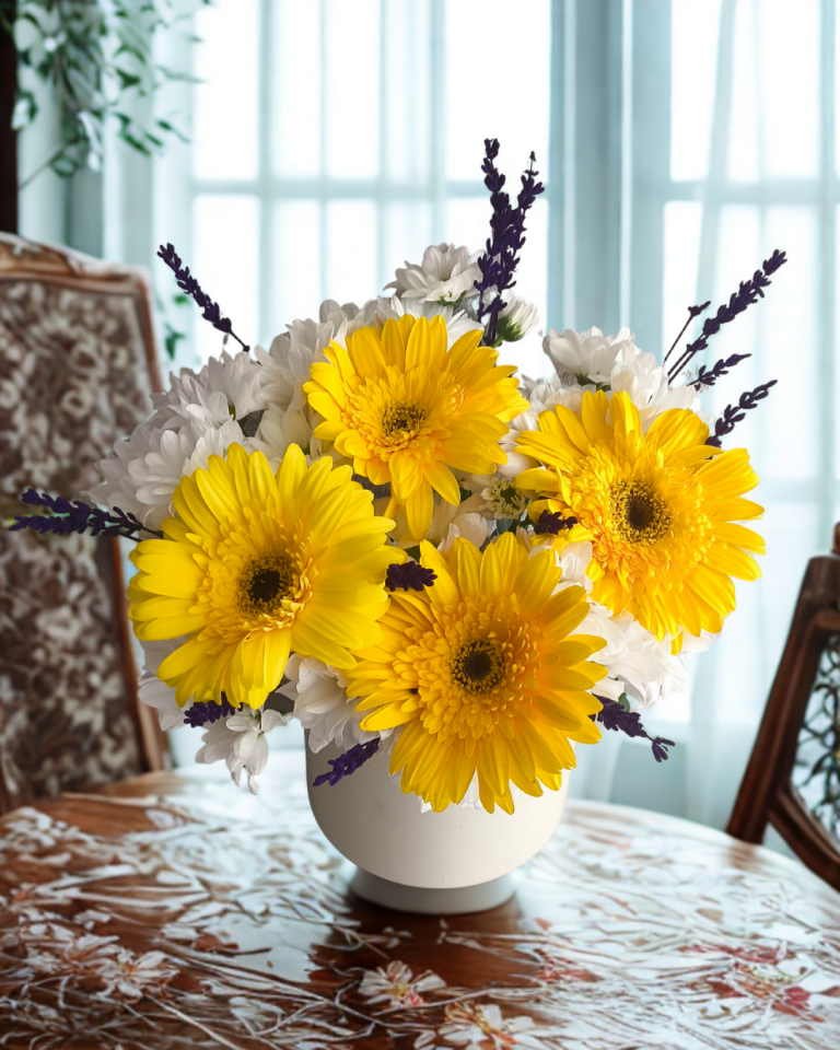 Seramik Beyaz Vazoda Beyaz Papatya ve Sarı Gerberalar Çiçeği