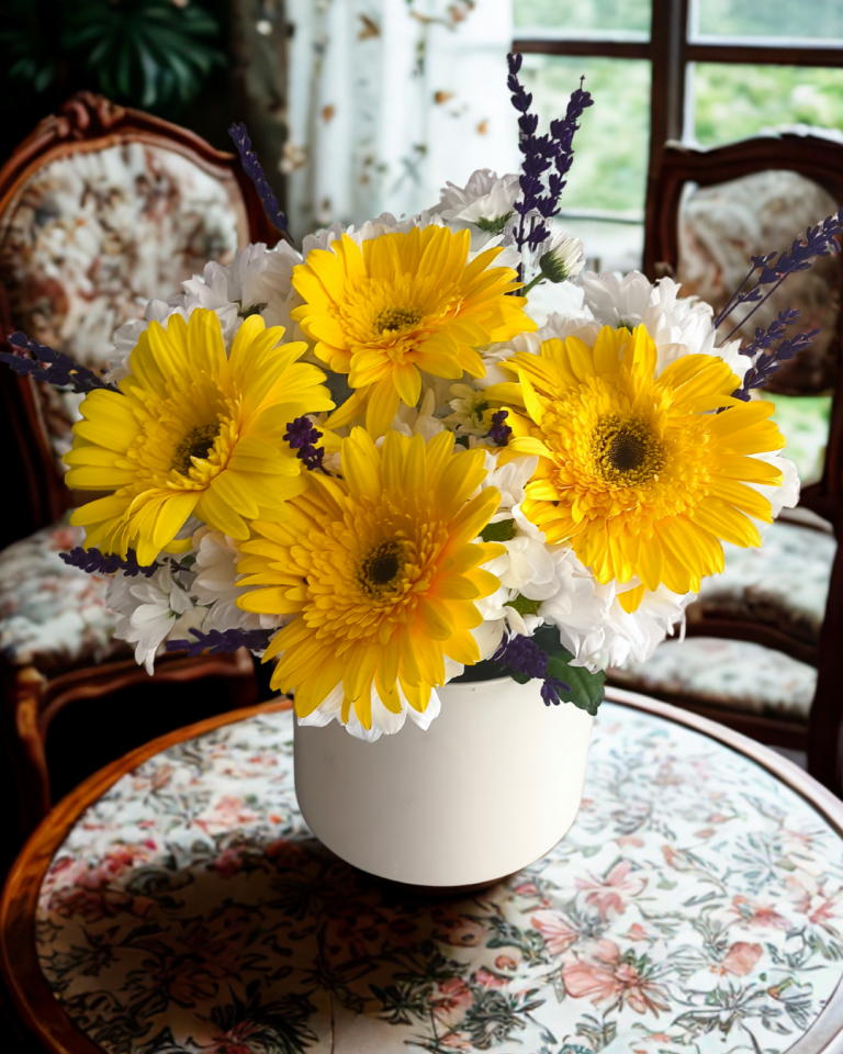 Seramik Beyaz Vazoda Beyaz Papatya ve Sarı Gerberalar Çiçeği