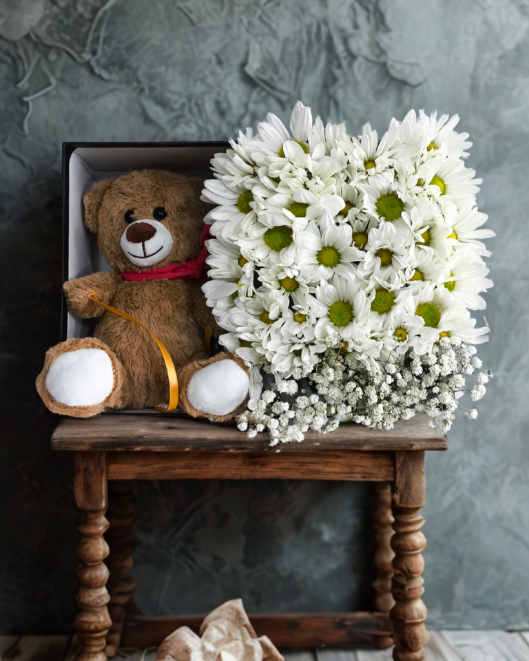 Dikdörtgen Siyah Kutuda Beyaz Papatya ve Ayıcık Adana çiçek