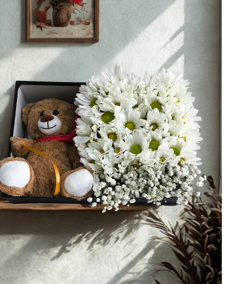 Dikdörtgen Siyah Kutuda Beyaz Papatya ve Ayıcık Adana çiçek