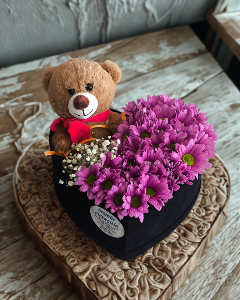 Kalpli Kutuda Ayıcık ve Pembe Papatyalar