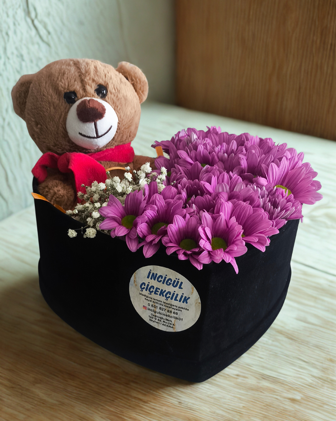 Kalpli Kutuda Ayıcık ve Pembe Papatyalar