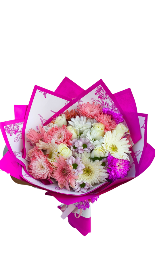 Pembe Desenli Buket Kağıdında Renkli Karışık Çiçekler