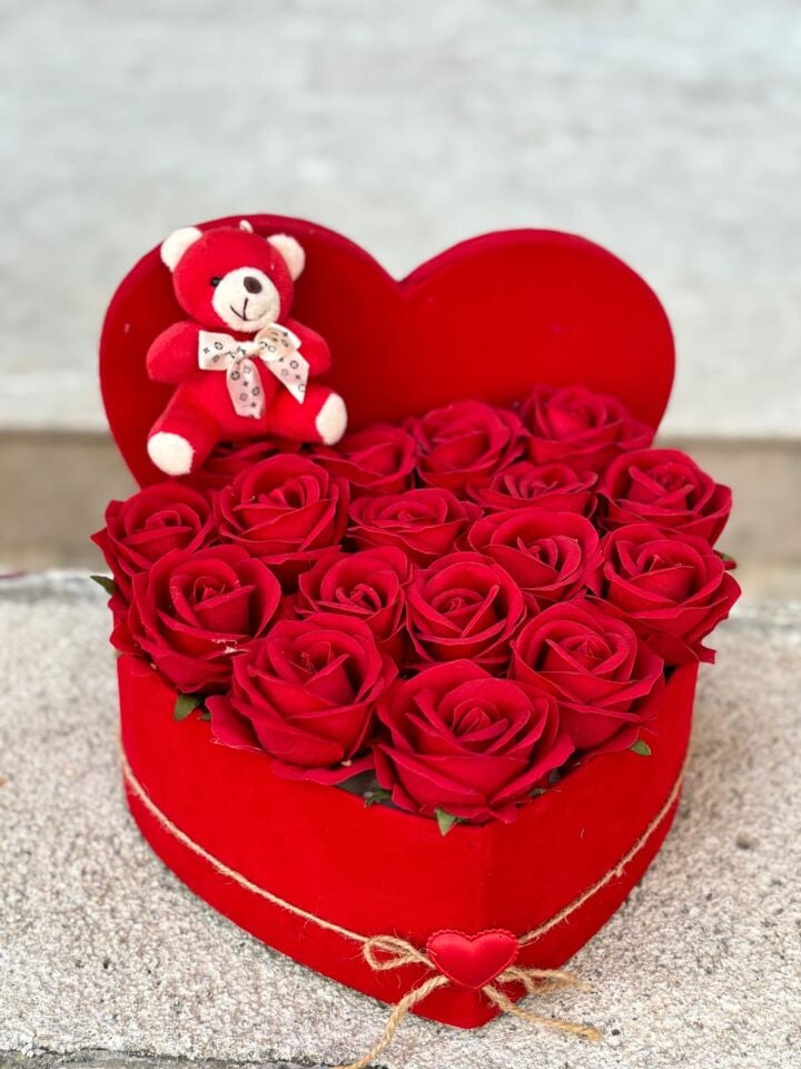 Kalpli Kutuda Yapay Kırmızı Güller