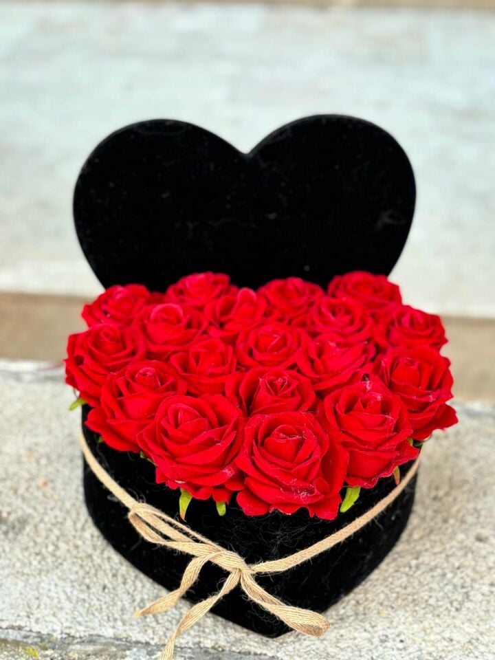 Kalpli Kutuda Yapay Kırmızı Güller Güzelliği