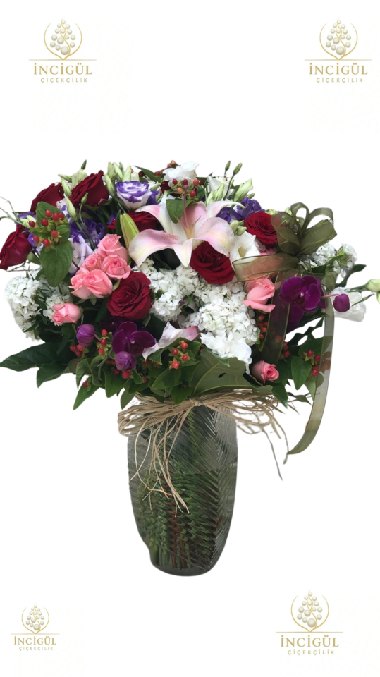 Palmiye Cam Vazoda Renkli Karışık Çiçekler Gözdesi