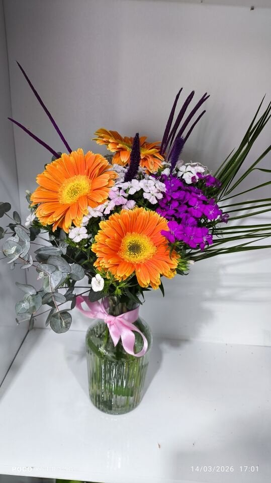 Çizgili Cam Vazoda Turuncu Gerbera ve Hüsnü Yusuf aranjmanı