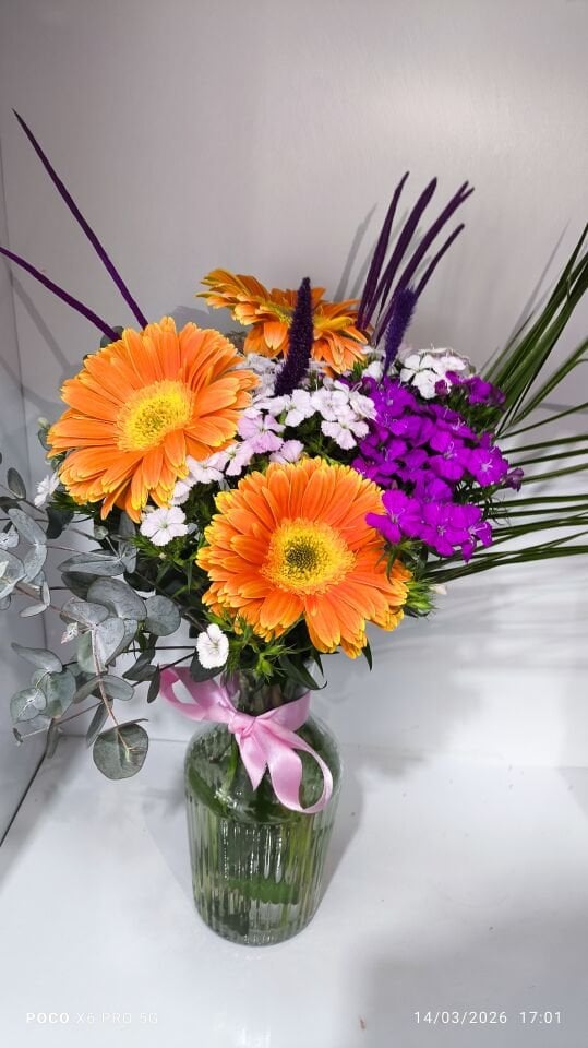 Çizgili Cam Vazoda Turuncu Gerbera ve Hüsnü Yusuf aranjmanı