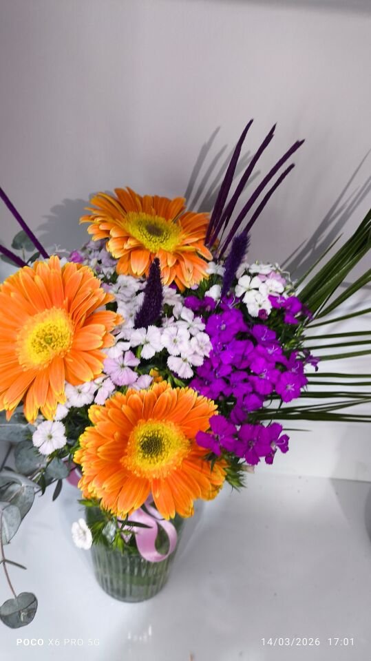 Çizgili Cam Vazoda Turuncu Gerbera ve Hüsnü Yusuf aranjmanı