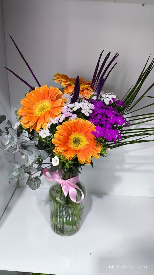 Çizgili Cam Vazoda Turuncu Gerbera ve Hüsnü Yusuf aranjmanı