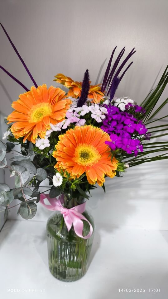 Çizgili Cam Vazoda Turuncu Gerbera ve Hüsnü Yusuf aranjmanı