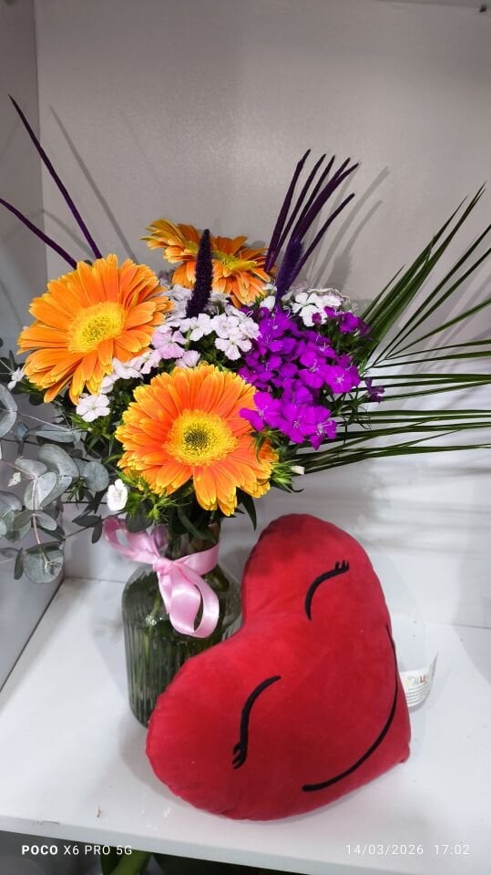 Kalpli yastık ve Çizgili Cam Vazoda Turuncu Gerbera Hüsnü Yusuf aranjmanı